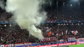 Баннер "УЕФА - мафия" на трибуне фанатов "Спартака".