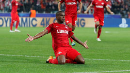 Сегодня. Москва. "Спартак" - "Ливерпуль" - 1:1. 23-я минута. ФЕРНАНДУ празднует первый гол в матче.