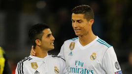 Вторник. Дортмунд. "Боруссия" - "Реал" - 1:3. КРИШТИАНУ РОНАЛДУ (справа) с фанатом после финального свистка.