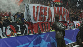 Вторник. Москва. "Спартак" - "Ливерпуль" - 1:1. Баннер болельщиков "Спартака" - "УЕФА - мафия".