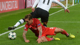 Вторник. Москва. "Спартак" - "Ливерпуль" - 1:1. Андрей ЕЩЕНКО (в красном) в борьбе с Мохамедом САЛАХОМ.