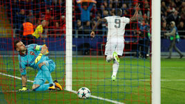 Сегодня. Москва. ЦСКА - "Манчестер Юнайтед" - 1:4. 4-я минута. Ромелу ЛУКАКУ празднует первый гол в ворота Игоря АКИНФЕЕВА.