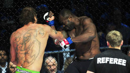 Сегодня. Москва. Александр ЕМЕЛЬЯНЕНКО отправляет в нокаут Джеронимо ДОС САНТОСА.