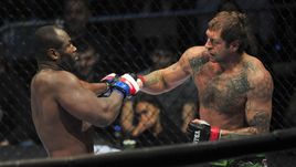 Сегодня. Москва. Александр ЕМЕЛЬЯНЕНКО (справа) нокаутирует Джеронимо ДОС САНТОСА.