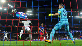 Среда. Москва. ЦСКА - "Манчестер Юнайтед" - 1:4. 26-я минута. Ромелу ЛУКАКУ отправляет третий мяч в ворота Игоря АКИНФЕЕВА.