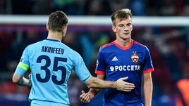 Среда. Москва. ЦСКА - "Манчестер Юнайтед" - 1:4. Константин КУЧАЕВ и Игорь АКИНФЕЕВ после матча.