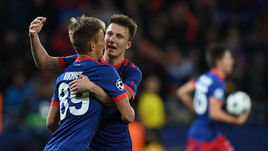 Среда. Москва. ЦСКА - "Манчестер Юнайтед" - 1:4. Александр ГОЛОВИН и Константин КУЧАЕВ (№89) празднуют единственный гол армейцев.