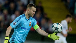 Вчера. Москва. ЦСКА - "Манчестер Юнайтед" - 1:4. Игорь АКИНФЕЕВ не раз спасал свою команду, несмотря на четыре пропущенных мяча.