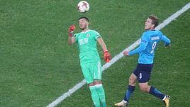 Сегодня. Санкт-Петербург. "Зенит" - "Реал Сосьедад". Александр КОКОРИН (справа) за мгновение до своего первого гола.