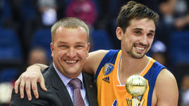 Сегодня. Москва. ЦСКА - Химки - 77:84. Алексей ШВЕД (справа) с трофеем.