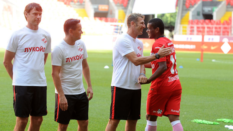 Июль 2016 года. Москва. Тушино. Тренерский штаб красно-белых Егор ТИТОВ (слева), Дмитрий АЛЕНИЧЕВ (второй слева) и Массимо КАРРЕРА с новичком ФЕРНАНДУ. Фото Алексей ИВАНОВ Июль 2016 года. Москва. Тушино. Тренерский штаб красно-белых Егор ТИТОВ (слева), Дмитрий АЛЕНИЧЕВ (второй слева) и Массимо КАРРЕРА с новичком ФЕРНАНДУ. Фото Алексей ИВАНОВ