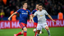 Среда. Москва. ЦСКА - "Манчестер Юнайтед" - 1:4. Армеец Александр ГОЛОВИН (слева) против Андера ЭРРЕРЫ.