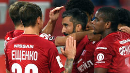 Сегодня. Москва. "Спартак" - "Урал" - 2:0. Красно-белые празднуют гол Александра САМЕДОВА.