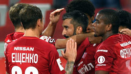 Суббота. Москва. "Спартак" - "Урал" - 2:0. Красно-белые празднуют гол Александра САМЕДОВА.