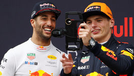 Сегодня. Сепанг. Макс ФЕРСТАППЕН (справа) выиграл "Гран-при Малайзии", его напарник Даниэль РИККЬЯРДО стал третьим.