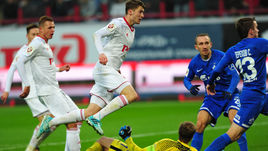 Сегодня. Москва. "Локомотив" - "Динамо" - 3:0. 58-я минута. Алексей МИРАНЧУК (в центре) забивает третий мяч в ворота бело-голубых.