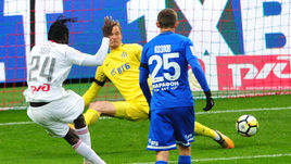 Сегодня. Москва. "Локомотив" - "Динамо" - 3:0. Алексей КОЗЛОВ не в силах помешать ЭДЕРУ отправить мяч в ворота Антона ШУНИНА.