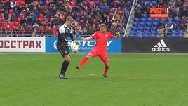 Федор ЧАЛОВ (справа) выбивает мяч у Александра БЕЛЕНОВА.