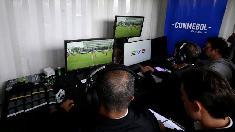 Видеоарбитры. Фото REUTERS Видеоарбитры. Фото REUTERS