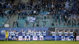 10 сентября. Химки. "Динамо" - "Зенит" - 0:0. Бело-голубые благодарят болельщиков за поддержку.