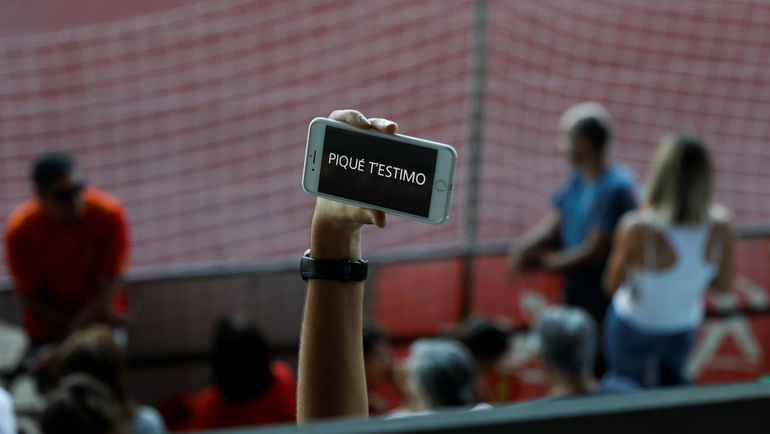 У болельщиков, посетивших тренировку, отбирали плакаты с оскорблениями в адре Пике, но это остановило не всех.