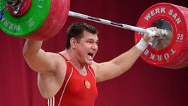 Алексей ЛОВЧЕВ установил мировой рекорд в двоеборье в 2015 году, но позднее в его пробе был найден допинг.