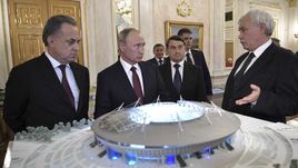 Виталий МУТКО (слева), Президент РФ Владимир ПУТИН (в центре), помощник президента Игорь ЛЕВИТИН и губернатор Санкт-Петербурга Георгий ПОЛТАВЧЕНКО (крайний справа) на выставке макетов инфраструктуры к ЧМ-2018.