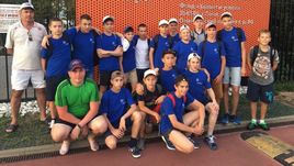 Команда "Центр-Луч". Тренер Александр ТРОИЦКИЙ - в зеленой футболке в нижнем ряду.