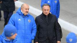 Сегодня. Новогорск. Главный тренер сборной России Станислав ЧЕРЧЕСОВ и глава РФС Виталий МУТКО.