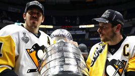 Евгений МАЛКИН (слева) и Сидни КРОСБИ - обладатели Кубка Стэнли в составе "Питтсбурга" в сезоне 2017/17.