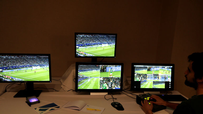 Система видеопомощи арбитру. Фото REUTERS Система видеопомощи арбитру. Фото REUTERS