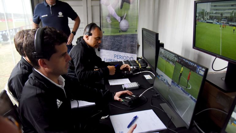 Система видеопомощи арбитру. Фото AFP Система видеопомощи арбитру. Фото AFP