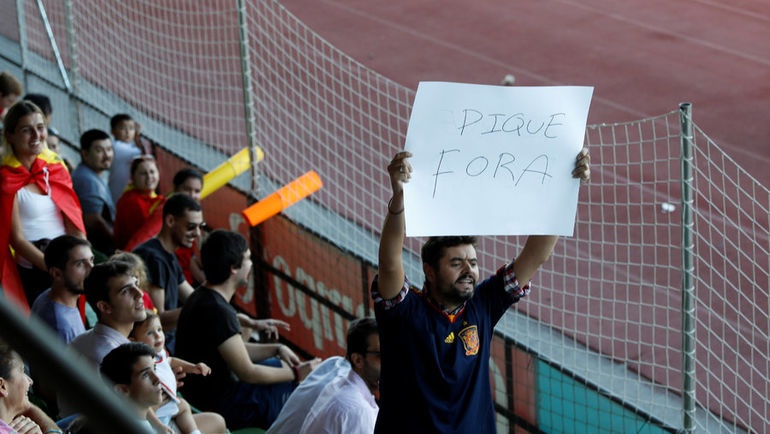 Болельщики сборной Испании освистывают и оскорбляют Жерара Пике во время тренировок команды. Фото REUTERS Болельщики сборной Испании освистывают и оскорбляют Жерара Пике во время тренировок команды. Фото REUTERS