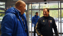 Сегодня. Новогорск. Анатолий БЫШОВЕЦ (справа) посетил тренировку сборной и пообщался со Станиславом ЧЕРЧЕСОВЫМ.