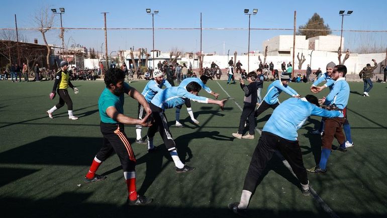 В Сирии продолжают играть в футбол, несмотря на войну. На фото - разминка игроков одной из местных команд, выступающей в региональной лиге. Фото AFP В Сирии продолжают играть в футбол, несмотря на войну. На фото - разминка игроков одной из местных команд, выступающей в региональной лиге. Фото AFP