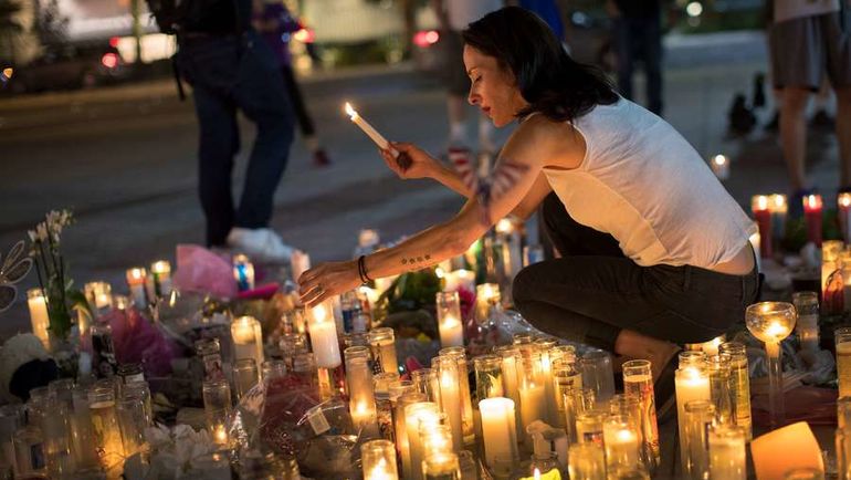 Жители Вегаса зажигают свечи на импровизированном мемориале в память о погибших. Фото AFP Жители Вегаса зажигают свечи на импровизированном мемориале в память о погибших. Фото AFP