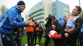 Игорь АКИНФЕЕВ (слева) на тренировке, которую посетили дети с ограниченными возможностями.