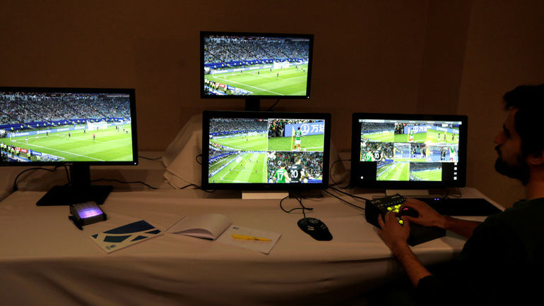 Система VAR использовалась в том числе и во время матчей Кубка Либертадорес. Фото REUTERS Система VAR использовалась в том числе и во время матчей Кубка Либертадорес. Фото REUTERS