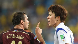 17 июня 2014 года. Куяба. Россия - Корея - 1:1. Александр КЕРЖАКОВ (№ 11) и ХАН КУК ЮН.