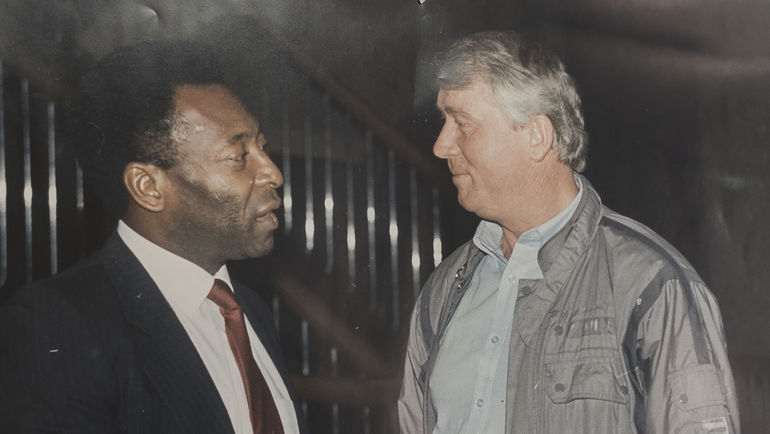 ПЕЛЕ и Анатолий КОРШУНОВ. Фото Фото из архива Анатролия КОРШУНОВА ПЕЛЕ и Анатолий КОРШУНОВ. Фото Фото из архива Анатролия КОРШУНОВА