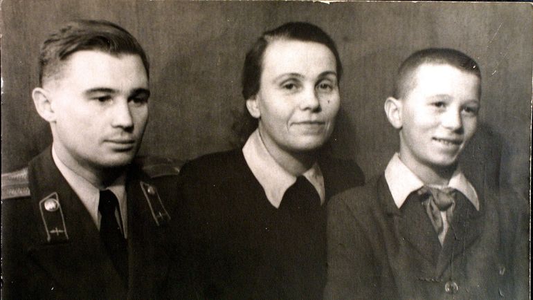 Сергей КОРШУНОВ - лейтенант ВВС, мама Вера Ивановна, Анатолий КОРШУНОВ. Фото Фото из архива Анатролия КОРШУНОВА Сергей КОРШУНОВ - лейтенант ВВС, мама Вера Ивановна, Анатолий КОРШУНОВ. Фото Фото из архива Анатролия КОРШУНОВА