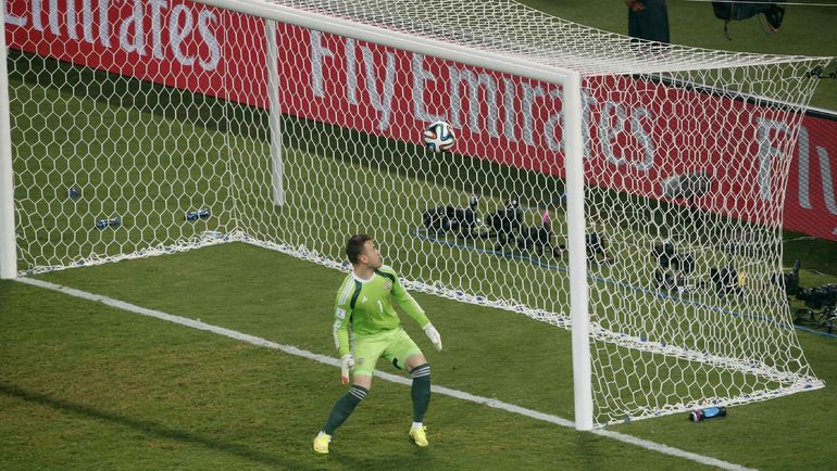 17 июня 2014 года. Куяба. Россия - Корея - 1:1. Игорь АКИНФЕЕВ пропустил обидный гол. Фото AFP 17 июня 2014 года. Куяба. Россия - Корея - 1:1. Игорь АКИНФЕЕВ пропустил обидный гол. Фото AFP