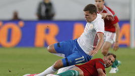 5 июня. Будапешт. Венгрия – Россия – 0:3. Столкновение Романа ЗОБНИНА (№ 11) и Мартона ЭППЕЛЯ, в котором спартаковский хавбек получил тяжелую травму.