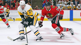 Четверг. Чикаго. "Чикаго" - "Питтсбург" - 10:1. Нападающий "Пингвинов" Евгений МАЛКИН (71) и форвард "Ястребов" Артем АНИСИМОВ (15).