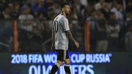 Четверг. Буэнос-Айрес. Аргентина - Перу - 0:0. Команда Лионеля МЕССИ опустилась на шестое место в отборочное группе ЧМ-2018 и рискует не поехать в Россию.