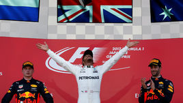 Сегодня. Сузука. Льюис ХЭМИЛТОН (в центре) выиграл "Гран-при Японии", Макс ФЕРСТАППЕН (слева) финишировал вторым, Дэн РИККЬЯРДО - третьим.