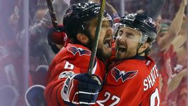 Александр ОВЕЧКИН (слева) снова рвет и мечет.