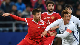 Суббота. Москва. Россия - Корея - 4:2. Читатели "СЭ" признали Федора СМОЛОВА (№10) лучшим игроком матча.