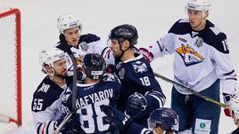 Воскресенье. Владивосток. "Адмирал" - "Металлург" - 1:3. Число претезий к дальневосточникам растет - теперь они забыли встретить "лис" в аэропорту.