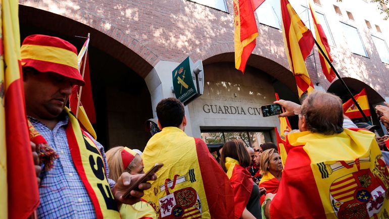 На выходных в стране прошли демонстрации против отделения Каталонии. Фото AFP На выходных в стране прошли демонстрации против отделения Каталонии. Фото AFP